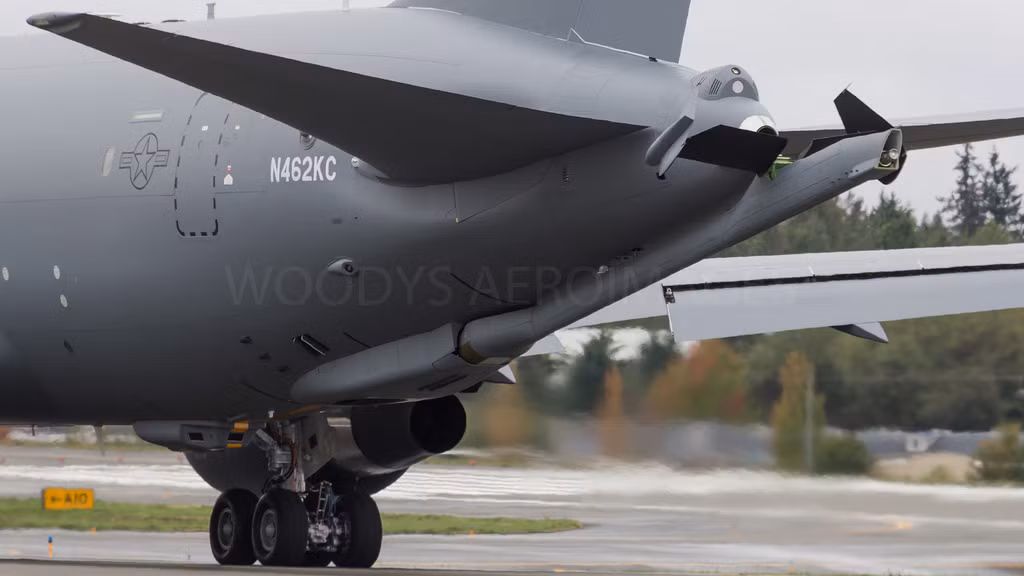 Tổng lượng nhiên liệu dùng cho máy bay "bạn" trên không mà KC-46A có khả năng vận chuyển lên tới 94,19 tấn với hệ thống tiếp nhiên liệu được bố trí ở đuôi và trên cánh máy bay.