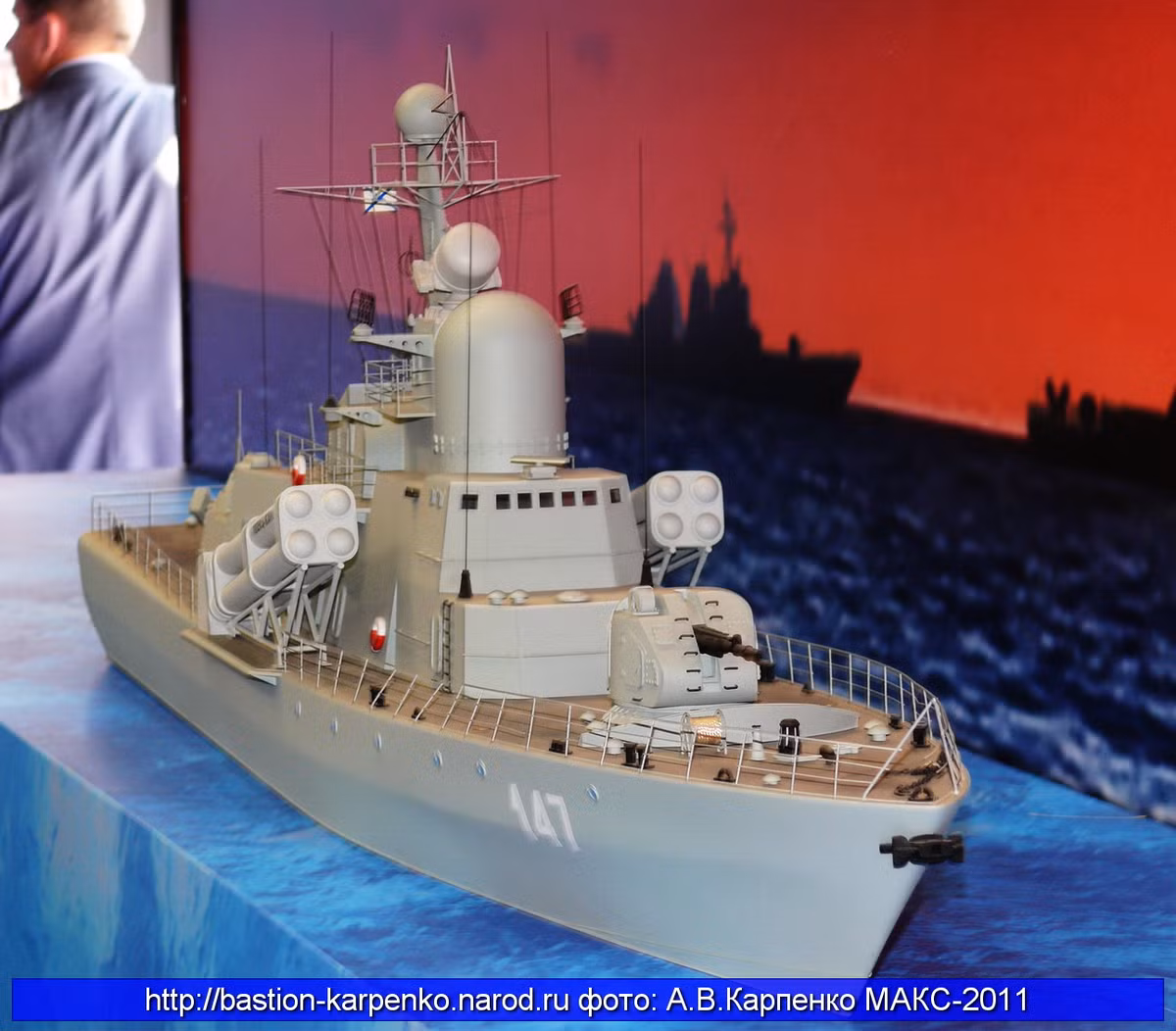 Còn đây là mô hình tàu tên lửa Molniya tích hợp bệ phóng và radar dẫn bắn cho tên lửa hành trình Yakhont được trưng bày tại triển lãm MAKS-2011.