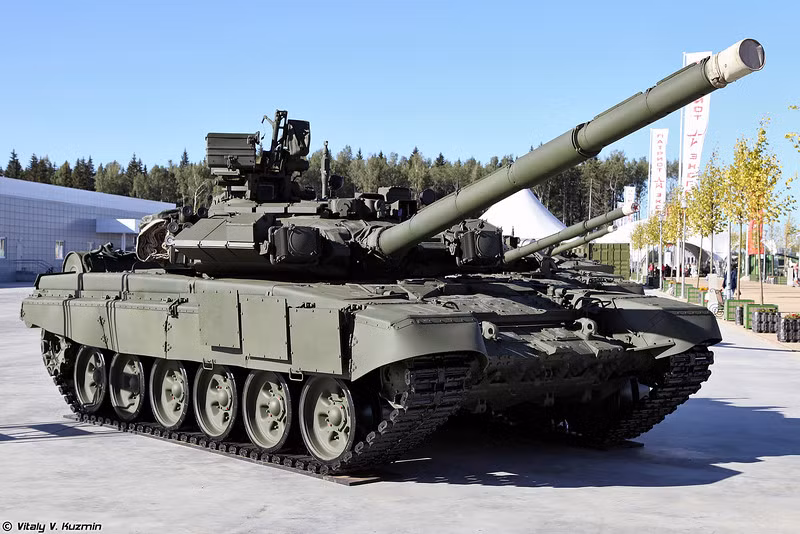 Bên cạnh đó, với việc chuyển giao hàng chục xe tăng T-90A Vladimir cho Quân đội Syria sử dụng trong cuộc chiến chống phiến quân IS, có khả năng Nga cũng sẵn sàng xuất khẩu cả phiên bản T-90A nội địa nếu khách hàng có nhu cầu. So với T-90MS, T-90A trang bị hệ thống phòng vệ Shtora-1 phiên bản tốt nhất. Tuy nhiên, thực tiễn chiến trường Syria cho thấy Shtora-1 chưa tương xứng với quảng cáo.