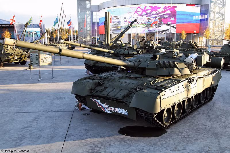 Mặc dù là thiết kế cũ hơn dòng T-90, nhưng Uralvagonzavod vẫn tích cực giới thiệu ra thị trường xuất khẩu xe tăng T-80UE1 – phiên bản nâng cấp lớn dòng tăng T-80U. Đây là phiên bản nâng cấp lớn vào năm 1999 trên cơ sở dòng T-80U với việc bổ sung hệ thống phòng vệ chủ động TShU-1-7 Shtora, sử dụng động cơ diesel đa nhiên liệu thay vì động cơ tuốc bin khí; tích hợp hệ thống tên lửa chống tăng 9M119 Svir và 9M119M Refleks; tăng cường giáp bảo vệ...