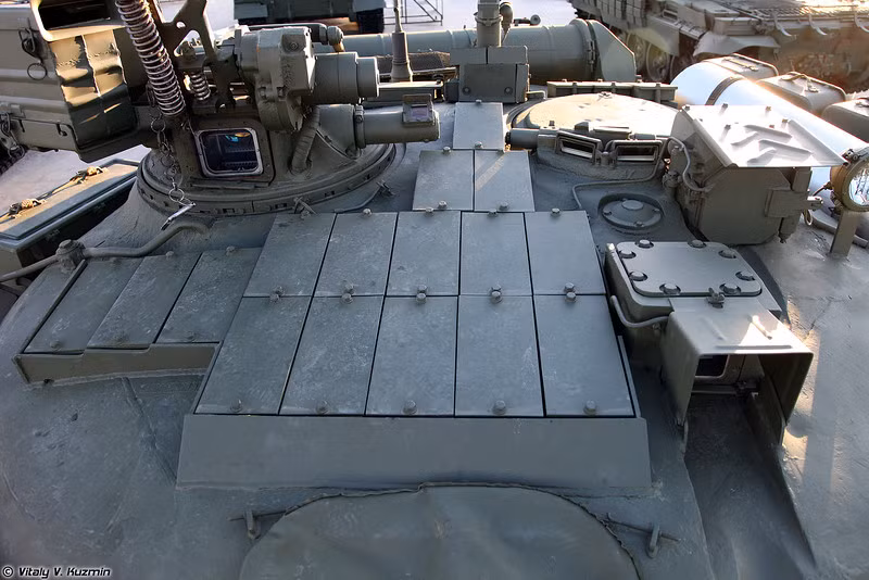 Nóc tháp pháo tăng T-80UE1 với giáp phản ứng nổ Kontakt-5 chống lại các loại tên lửa chống tăng có khả năng bay theo quỹ đạo hướng từ trên xuống phần nóc vốn mỏng nhất của xe tăng.