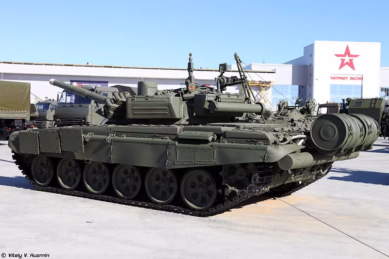 Hiện Nga có khoảng 7.000 chiếc T-72 trong các kho bảo quản lâu dài. Mà họ lúc này thì đang muốn thay mới bằng T-90 và T-14 Armata, cho nên nước Nga sẵn sàng bán T-72 cho bất kỳ quốc gia nào có nhu cầu, và thực hiện nâng cấp lên chuẩn B3 tốt nhất.