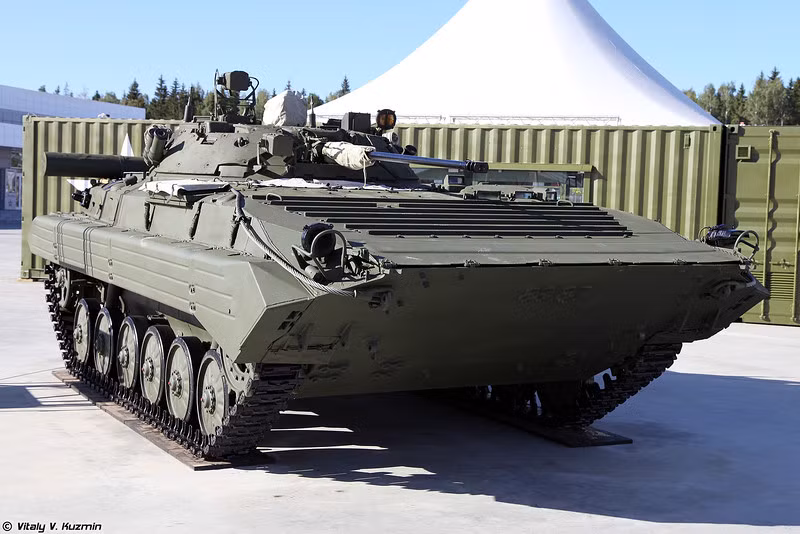 Dù đã cũ, nhưng Nga vẫn tiếp tục giới thiệu tới khách hàng dòng xe chiến đấu bộ binh BMP-2 ra đời từ những năm 1980. Hiện nước Nga có trong kho lưu trữ tới 1.500 chiếc, họ rất mong sẽ “tống” được số xe này tới quốc gia nào đó có nhu cầu.