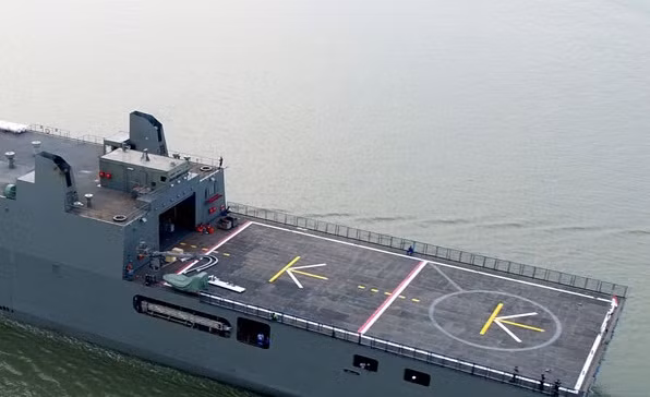 Tàu được thiết kế sân đáp trực thăng lớn ở đuôi tàu cùng một hangar cho phép triển khai đến 2 trực thăng hạng chung cùng cất hạ cánh.