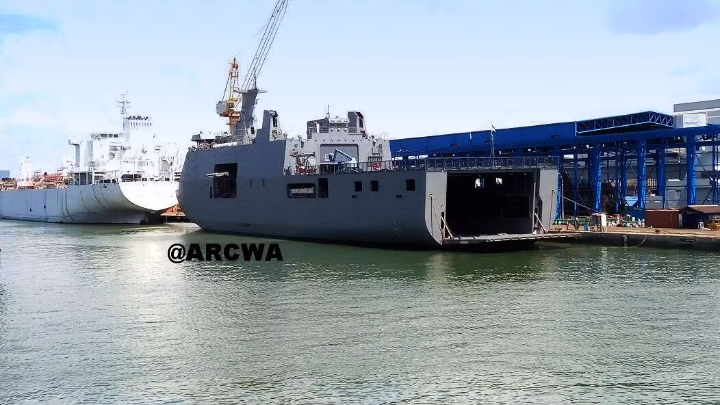 Đuôi tàu được bố trí một cửa hậu lớn cùng khoang dằn có thể đánh chìm cho phép các tàu đổ bộ nhỏ, xe bọc thép lội nước bơi ra-vào, chở tối đa 500 lính thủy đánh bộ.