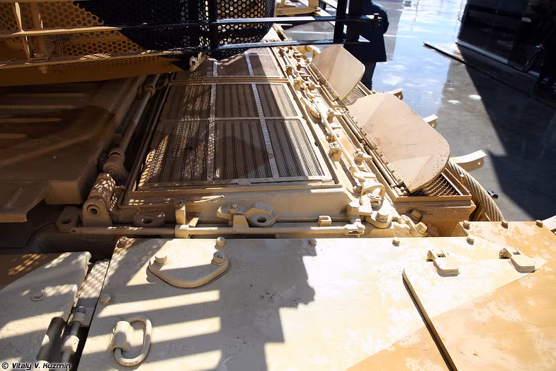 Trong khi T-90A chỉ được trang bị động cơ 950 mã lực, T-90S dùng động cơ 1.000 mã lực thì T-90MS được trang bị công suất lên tới 1.130 mã lực đem lại khả năng cơ động cao cho T-90MS trên chiến trường.