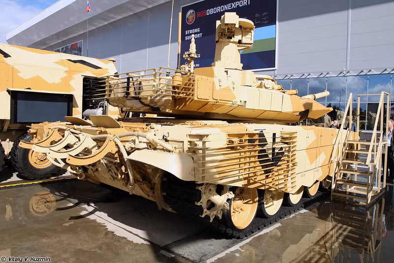 Phía đằng sau tháp pháo và thân xe được trang bị các tấm giáp lồng chống đạn súng chống tăng RPG hoặc đạn xuyên giáp sử dụng hiệu ứng nổ lõm (HEAT).