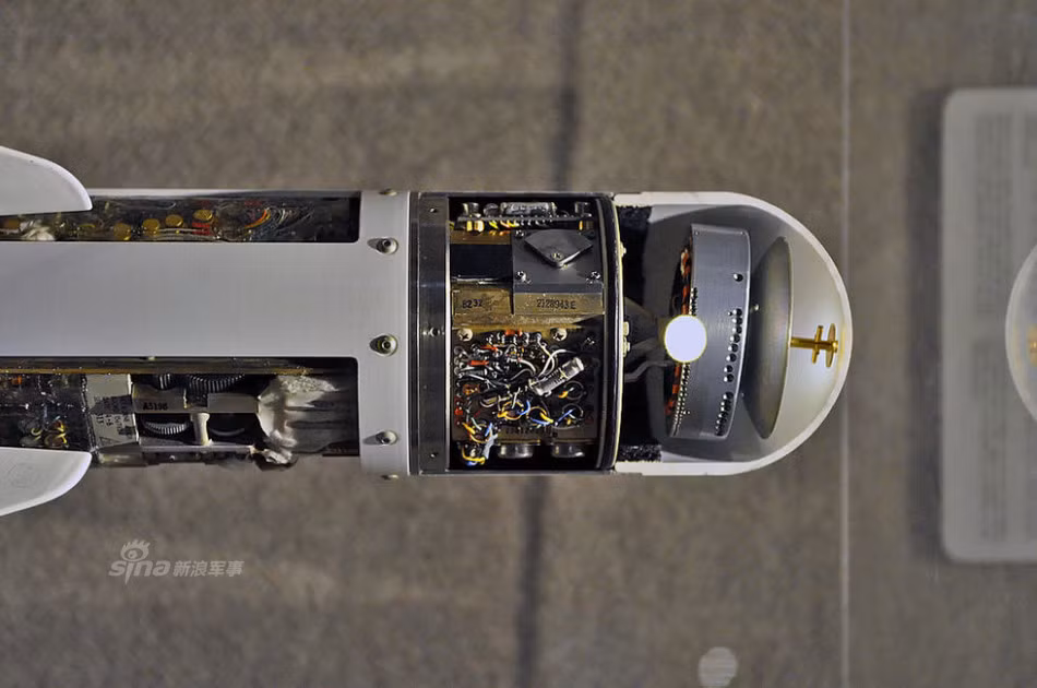 Đầu tự dẫn radar bán chủ động phiên bản AIM-9C - khoảng 1.000 quả được sản xuất nhưng nhìn chung đây là phiên bản không thành công.