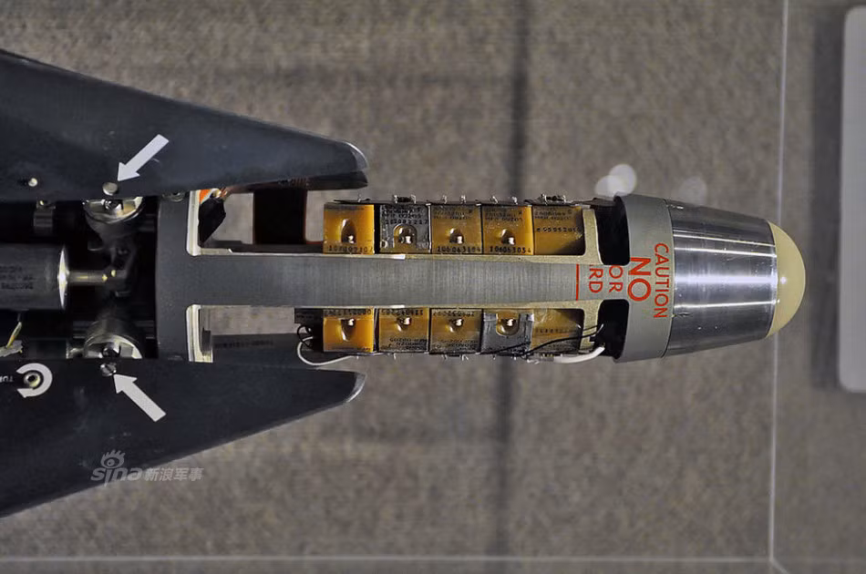 Vi mạch điện tử trên đầu dò phiên bản AIM-9H ra đời cùng thời với AIM-9D, tham gia cuộc chiến tranh Việt Nam.