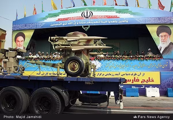 Bệ phóng tên lửa đất đối không tầm ngắn Rapier của Quân đội Iran trong duyệt binh. Loại tên lửa này vốn do Anh phát triển, chuyên dùng để chống mục tiêu ở tầm thấp, tầm gần với cự ly bắn tối đa ước tính 400m tới 8,2km, độ cao từ 3-5km.