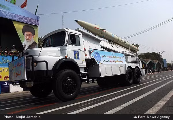 Bệ phóng và đạn của hệ thống tên lửa chiến thuật đất đối đất họ Zelzal có tầm phóng từ 200-400km.