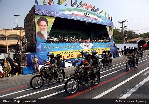 Binh sĩ Iran cưỡi mô tô địa hình cầm theo tên lửa vác vai.