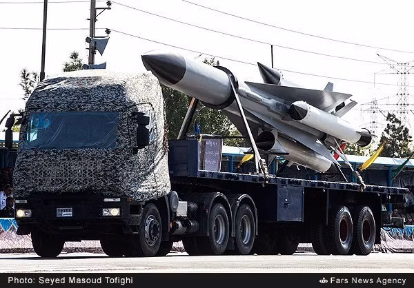 Đạn tên lửa đất đối không S-200 (SA-5) có tầm phóng 200-300km được Iran giới thiệu trong duyệt binh.