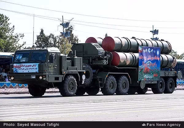 Bệ phóng tự hành hệ thống tên lửa đất đối không hiện đại nhất Quân đội Iran – S-300PMU-2 sử dụng khung gầm bánh lốp BAZ giống với mẫu của S-400.