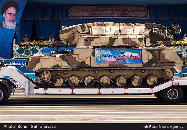 Xe chiến đấu của tổ hợp tên lửa đất đối không tầm thấp, cơ động cao Tor-M1 (Nga chế tạo) được diễu binh trên xe đầu kéo.