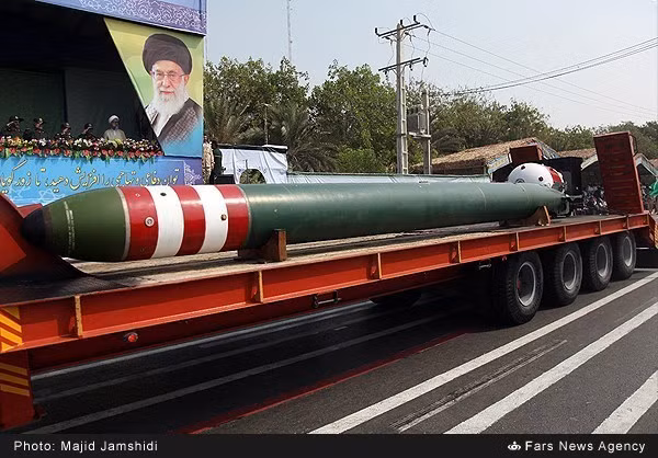 Ngư lôi 533mm mẫu của Nga, trang bị trên tàu ngầm Kilo 877EKM được đem ra duyệt binh ở Thủ đô Tehran.