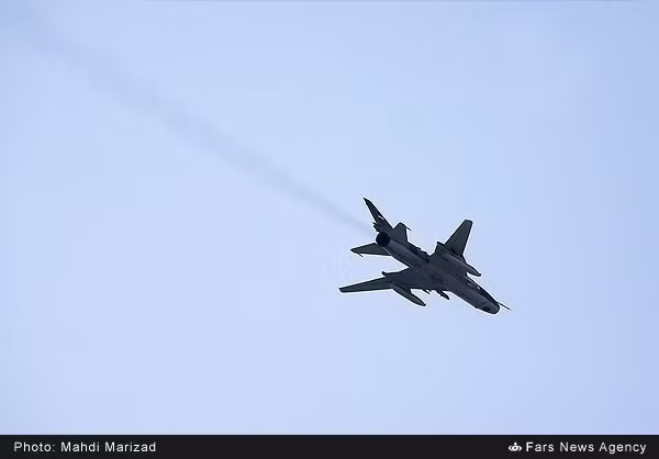 Máy bay tiêm kích – bom Su-22 của Không lực Iran duyệt binh trên trời.