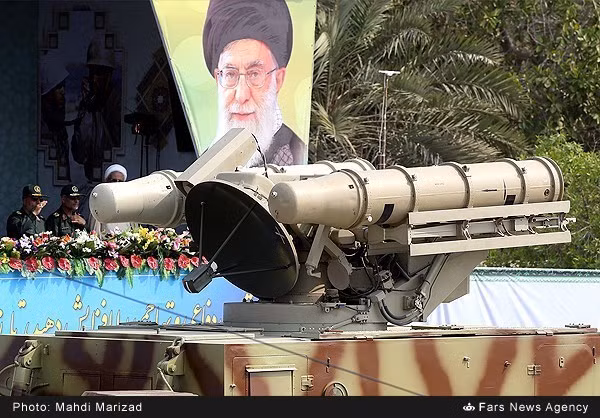 Xe chiến đấu của hệ thống tên lửa đất đối không tầm ngắn Shahab Thaqeb sao chép mẫu HQ-7 của Trung Quốc.