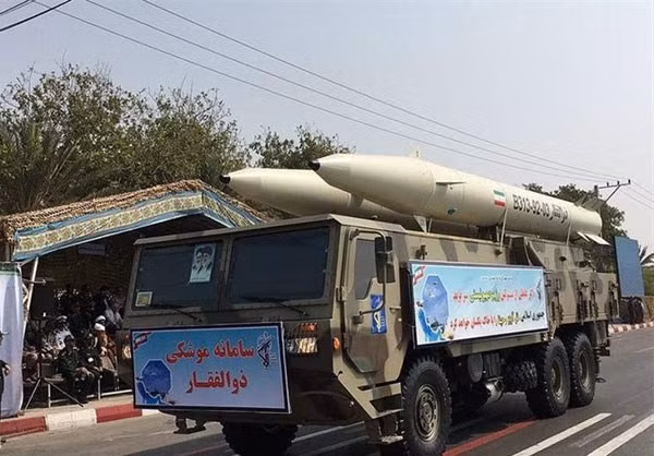 Trong ảnh là xe phóng tự hành với hai đạn tên lửa đối đất chiến lược Fateh-313 có tầm phóng lên tới 500km, trang bị đầu dẫn quang-điện pha cuối.