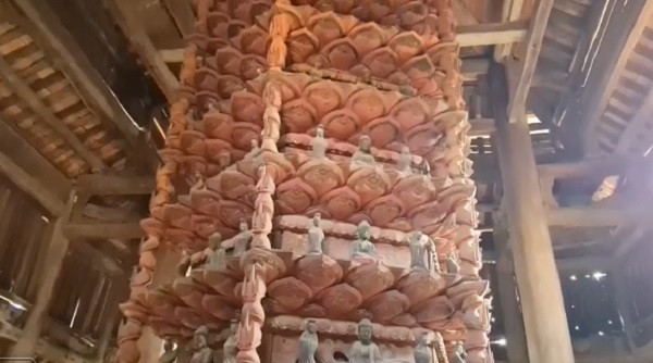 Đáng chú ý, công trình nhà Cửu phẩm- nơi lưu giữ bảo vật quốc gia- tòa Cửu phẩm liên hoa đang buộc phải chống đỡ bằng những cột sắt để chống sập, dù chỉ là giải pháp tình thế nhưng tình trạng này đã diễn ra từ năm 2020 đến nay. 