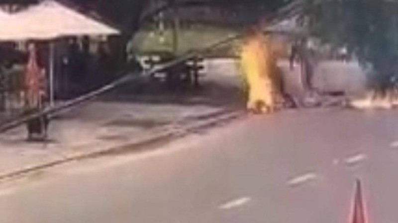 Co gai bi tuoi xang dot: Me chong giup con dau danh ghen the nao?