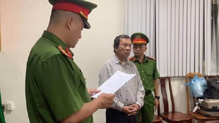 Ông Trần Văn Sỹ nguyên là chủ nhiệm Đoàn luật sư tỉnh Vĩnh Long. Năm 2008, ông Sỹ bị xóa tên khỏi danh sách Đoàn luật sư tỉnh Vĩnh Long. Tuy nhiên, UBND tỉnh Vĩnh Long lại ra quyết định đình chỉ quyết định nói trên. 