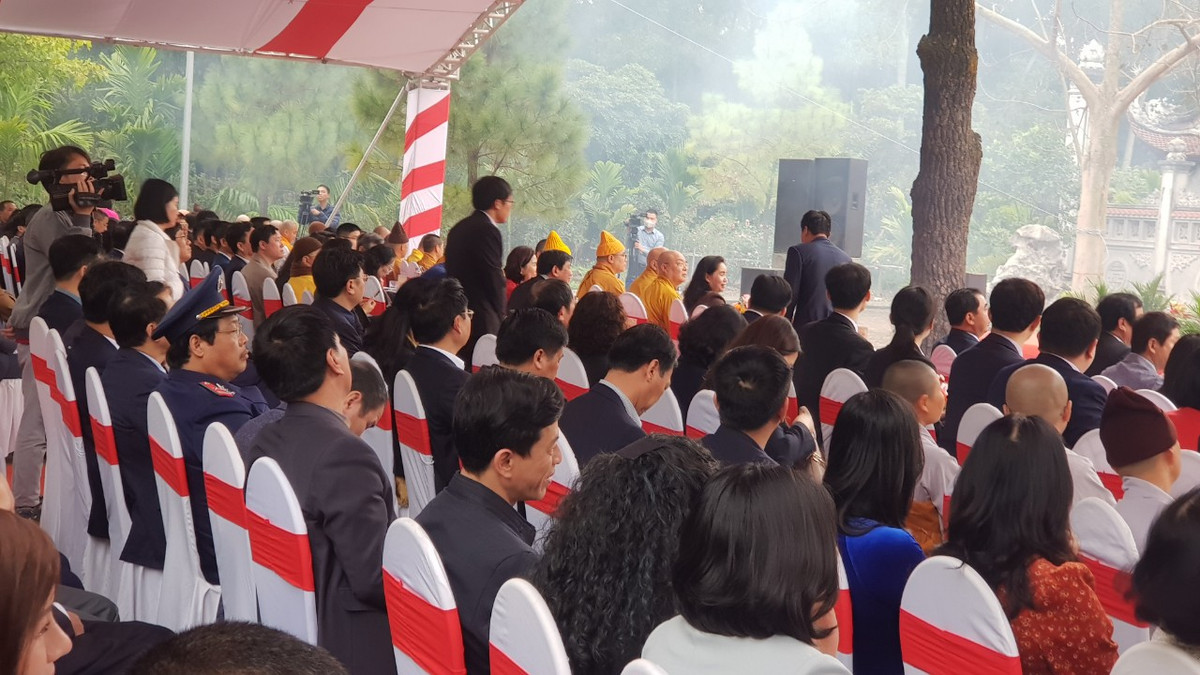 Huyền Quang cùng với Phật Hoàng Trần Nhân Tông và Pháp Loa đi đến mọi miền đất nước để hoằng dương Phật pháp và trở thành vị tổ thứ ba của thiền phái Phật giáo Trúc Lâm. Những năm tháng cuối đời, ông đã về trụ trì tại chùa Côn Sơn, tôn tạo mở rộng chùa với nhiều công trình kiến trúc nổi tiếng như đài Cửu Phẩm Liên Hoa, Am Bạch Vân, xây dựng tăng viện, đào tạo tăng ni, giảng kinh thuyết pháp… đưa Côn Sơn trở thành đại danh lam, đại tùng lâm. (Ảnh: các đại biểu dự lễ khai hội).