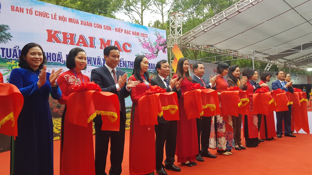 Lãnh đạo tỉnh Hải Dương cùng các đại biểu cắt băng khai mạc Tuần Văn hóa Du lịch và xúc tiến thương mại.