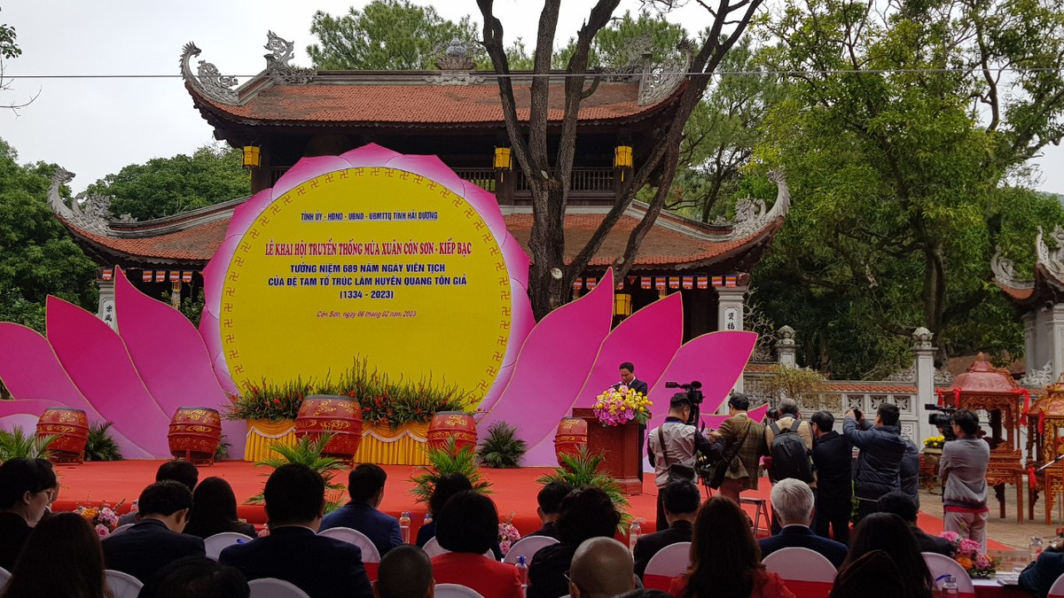 Đọc diễn văn khai mạc, Chủ tịch UBND tỉnh Hải Dương Triệu Thế Hùng cho biết, năm 2023, lễ hội truyền thống mùa Xuân Côn Sơn - Kiếp Bạc được tổ chức với các nghi lễ như: lễ rước nước, lễ tưởng niệm và khai hội, lễ tế trên núi Ngũ Nhạc; phần hội với Hội thi gói bánh chưng, giã bánh giầy, Liên hoan pháo đất, vật cổ truyền, cờ tướng... Đặc biệt, Tuần Văn hóa Du lịch và xúc tiến thương mại sẽ góp phần quảng bá những sản phẩm tiêu biểu, đặc trưng của Hải Dương tới bạn bè trong nước và quốc tế.