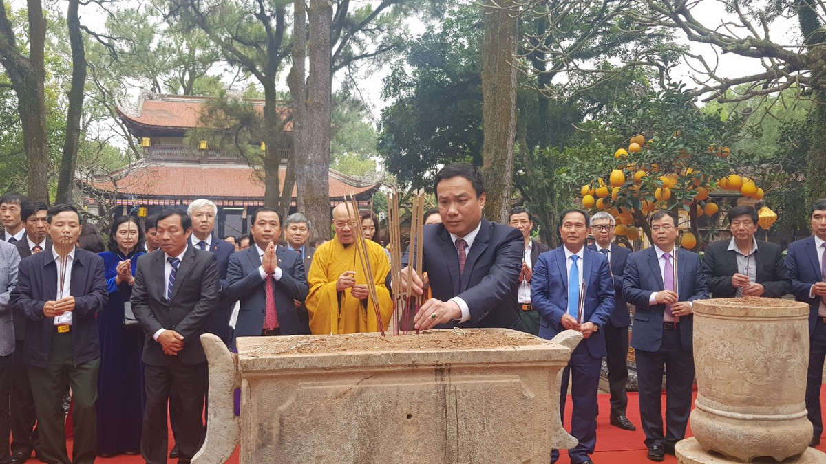 Gần 7 thế kỷ qua, những giá trị di sản văn hóa ở Côn Sơn đã góp phần làm nên nét văn hóa đặc sắc, đa dạng không chỉ của riêng vùng đất Hải Dương mà trở thành dòng chảy liên tục “hội tụ, kết tinh và lan tỏa” bằng sức sống văn hóa, bằng tâm nguyện của hàng triệu triệu đồng bào Việt Nam. (Ảnh: Chủ tịch tỉnh Hải Dương Triệu Thế Hùng dâng hương).