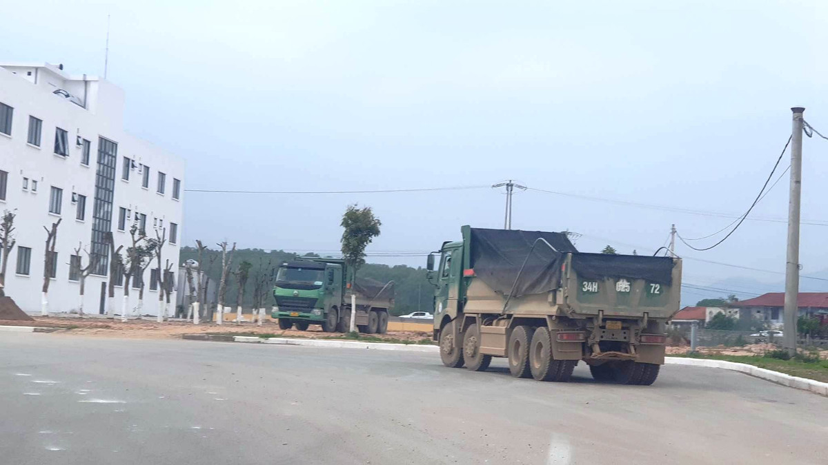 Tuy nhiên, ngay khi xe CSGT xuất hiện, lập tức một số xe tải dừng lưu thông, đỗ trong đường khu công nghiệp Cộng Hòa, một số xe khác quay đầu về bãi tập kết. Đây được cho là chiêu trò để đối phó với lực lượng chức năng của các xe tải này.