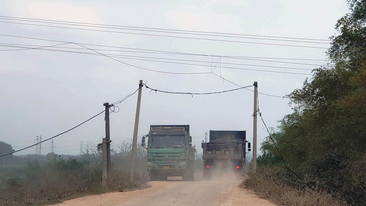 “Hiện cả đội CSGT số 1 chỉ có hơn 10 người nhưng đảm nhiệm cả TP Chí Linh và Thị xã Kinh Môn nên làm từ Tết đến giờ chưa nghỉ bù hôm nào nhưng cũng không xử lý triệt để tình trạng này”, đại diện Đội CSGT số 1 cho biết.