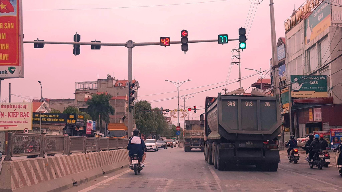 Trước đó, ngày 8/2, Cơ quan CSĐT Công an tỉnh Hải Dương đã khởi tố vụ án, khởi tố bị can, bắt tạm giam đối với 6 đối tượng nguyên là cán bộ thuộc Đội CSGT,TT Công an TP Chí Linh về tội Lợi dụng chức vụ, quyền hạn trong khi thi hành công vụ. Lợi dụng việc này cộng với lực lượng Đội CSGT số 1 lực lượng mỏng, tuần tra kiểm soát trên nhiều tuyến đường, những ngày qua, nhiều xe chở đất có dấu hiệu quá tải rầm rộ hoạt động trên địa bàn thành phố Chí Linh.PV Tri thức và Cuộc sống tiếp tục thông tin vụ việc trên…