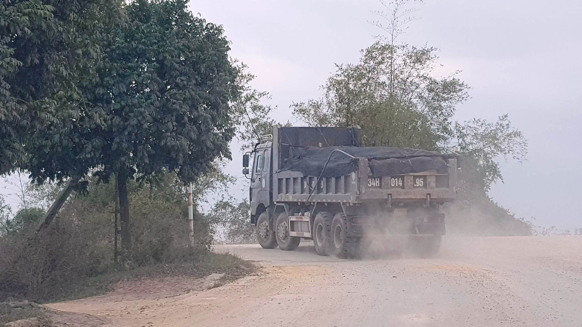 Đại diện Đội CSGT số 1 cho biết, thời gian qua, đơn vị đã tăng cường tuần tra kiểm soát, xử lý và đưa một số xe đi cân tải trọng. Tuy nhiên, mấy ngày qua, do lực lượng của đội mỏng, trong khi không có CSGT TP Chí Linh (do một số cán bộ thuộc đội CSGTT Công an TP Chí Linh bị xử lý do vi phạm pháp luật - PV), một số lái xe đã hoạt động như báo chí phản ánh.