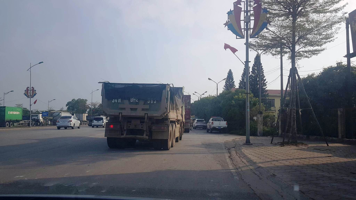 Lực lượng CSGT đội 1 sau đó đã dừng một chiếc xe tải lưu thông trên QL18 để kiểm tra trọng tải xe.