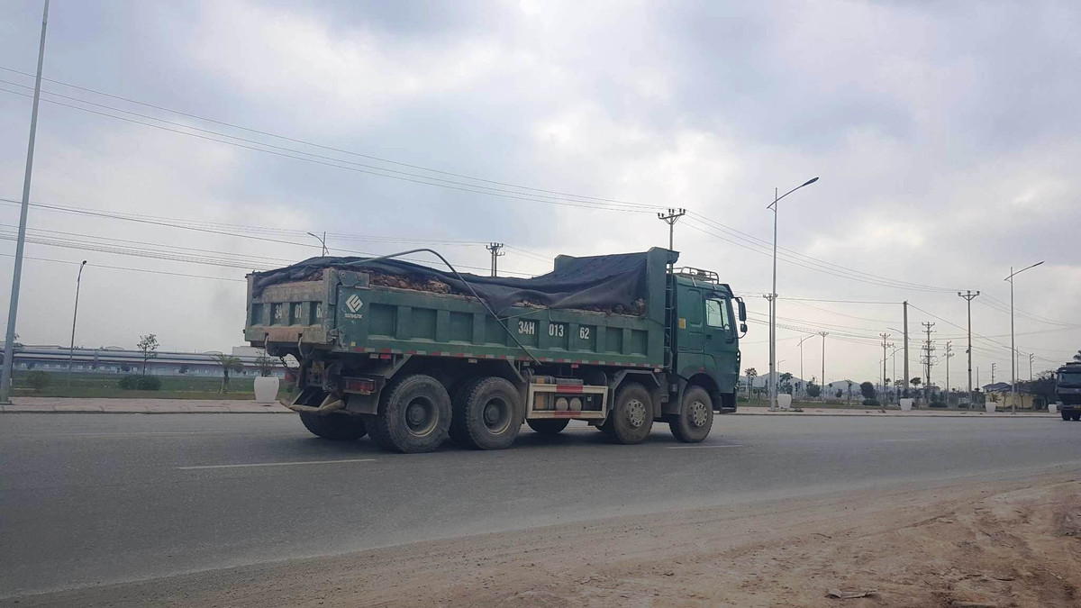 Theo phản ánh của người dân sống ven QL18 cho biết, những xe tải trên lấy đất từ một số nơi sau đó lưu thông về tuyến đường này để vào bãi tập kết ven KCN Cộng Hòa (phường Cộng Hòa, TP Chí Linh) và ngược lại, lấy đất từ bãi tập kết chở đi các nơi khác. Thời gian gần đây, số xe tải chở đất này hoạt động rầm rộ hơn.