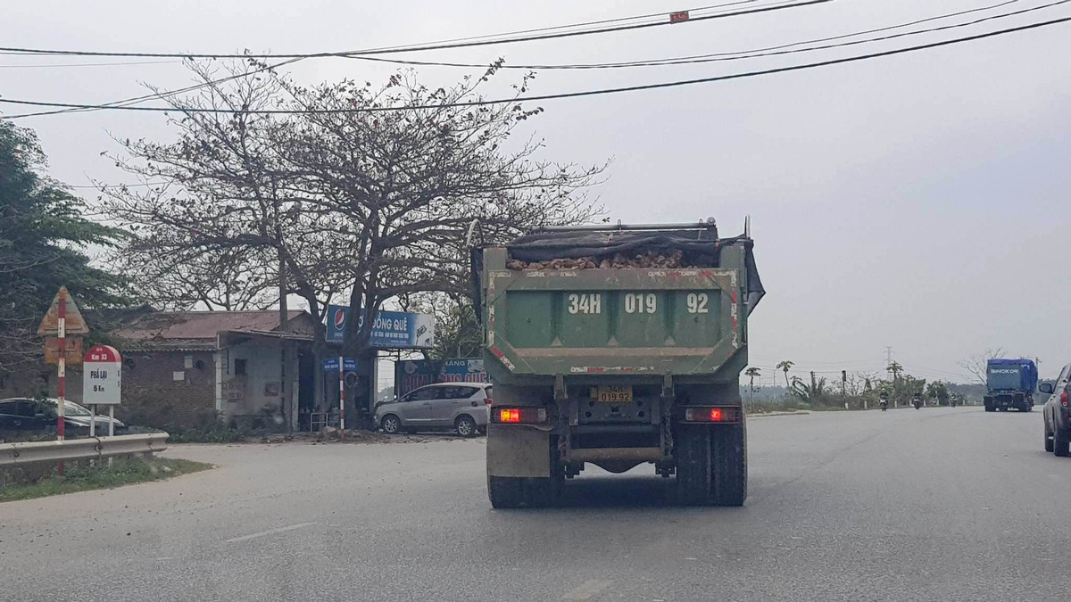 Những ngày gần đây, trên quốc lộ 18 (đoạn qua thành phố Chí Linh, tỉnh Hải Dương) xuất hiện một số đoàn xe chở đất tấp nập lưu thông, trong đó nhiều xe có dấu hiệu quả tải, che phủ không cẩn thận. Tình trạng này khiến người dân sống ven QL18 và lưu thông trên tuyến đường này bất an.