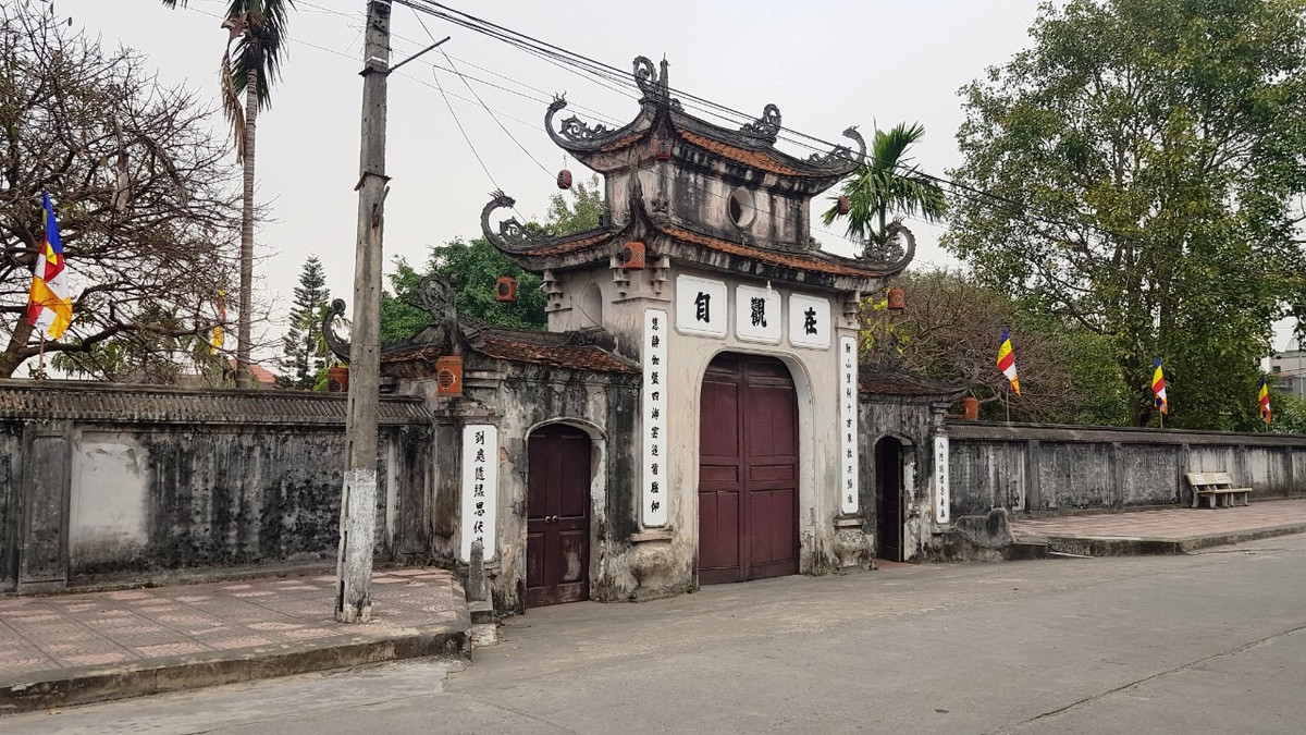  Chùa Giám (xã Định Sơn, huyện Cẩm Giàng, Hải Dương) là một công trình kiến trúc nghệ thuật thời Hậu Lê. Trước đây, chùa còn gọi là Nghiêm Quang tự, được xây dựng vào thời Lý. Đây là nơi thờ Phật đồng thời là nơi thờ Đại Danh y, Thiền sư Tuệ Tĩnh.