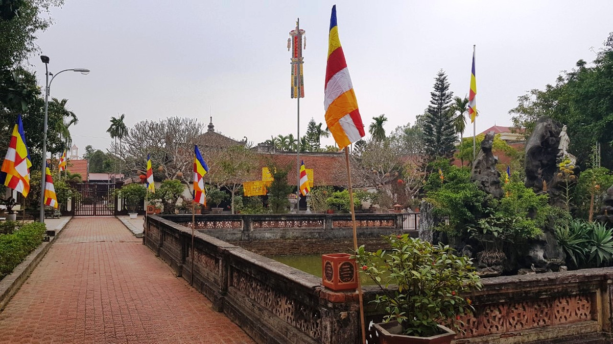 Dù đang là mùa lễ hội, nhưng cảnh chùa luôn vắng bóng du khách khiến nhiều người cảm thấy chạnh lòng.