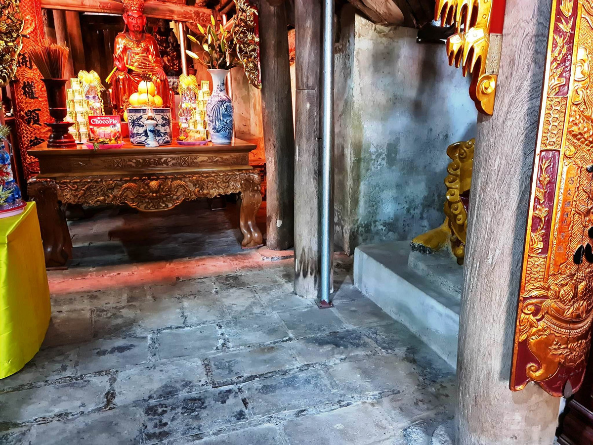 Cột chống được dựng tạm trong chùa, nhưng chỉ là giải pháp tạm thời.