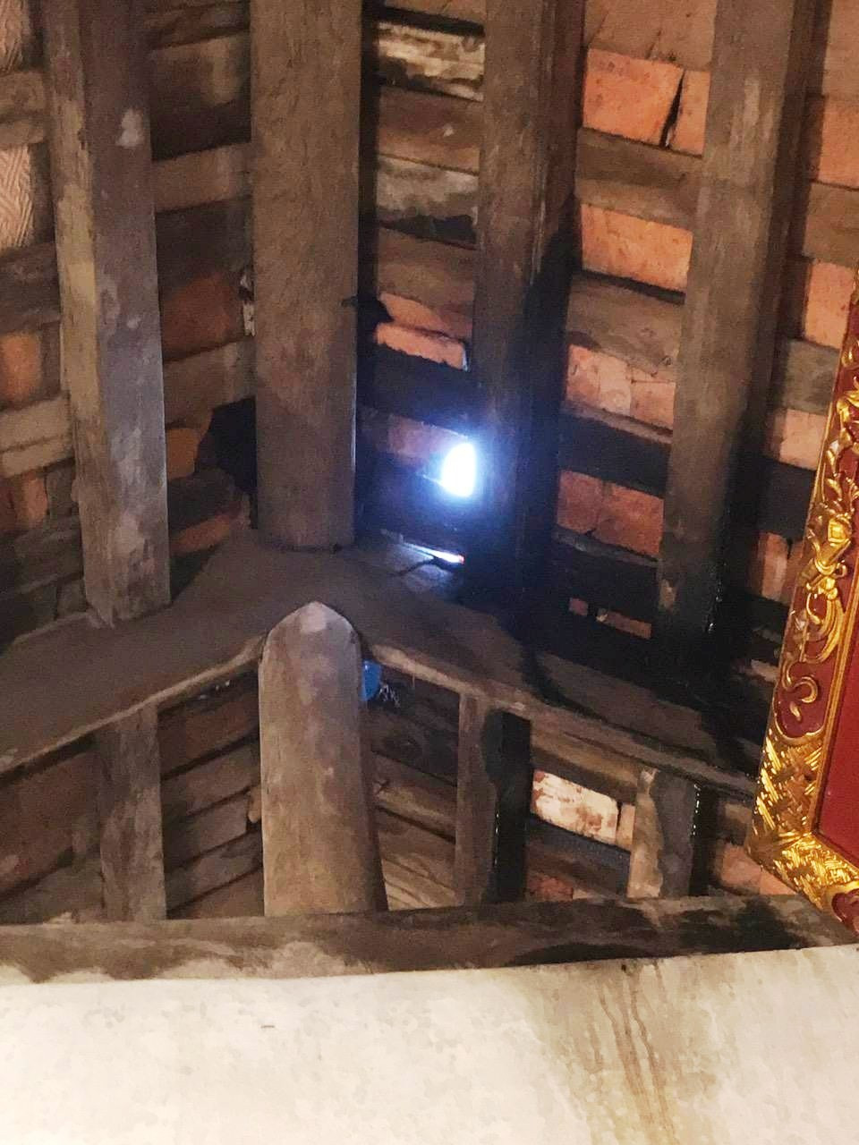 Mái ngói bị hư hỏng ánh sáng có thể lọt vào.