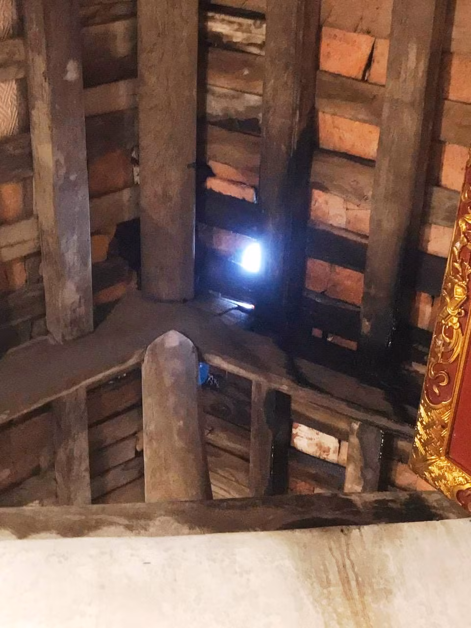 Mái ngói bị hư hỏng ánh sáng có thể lọt vào.