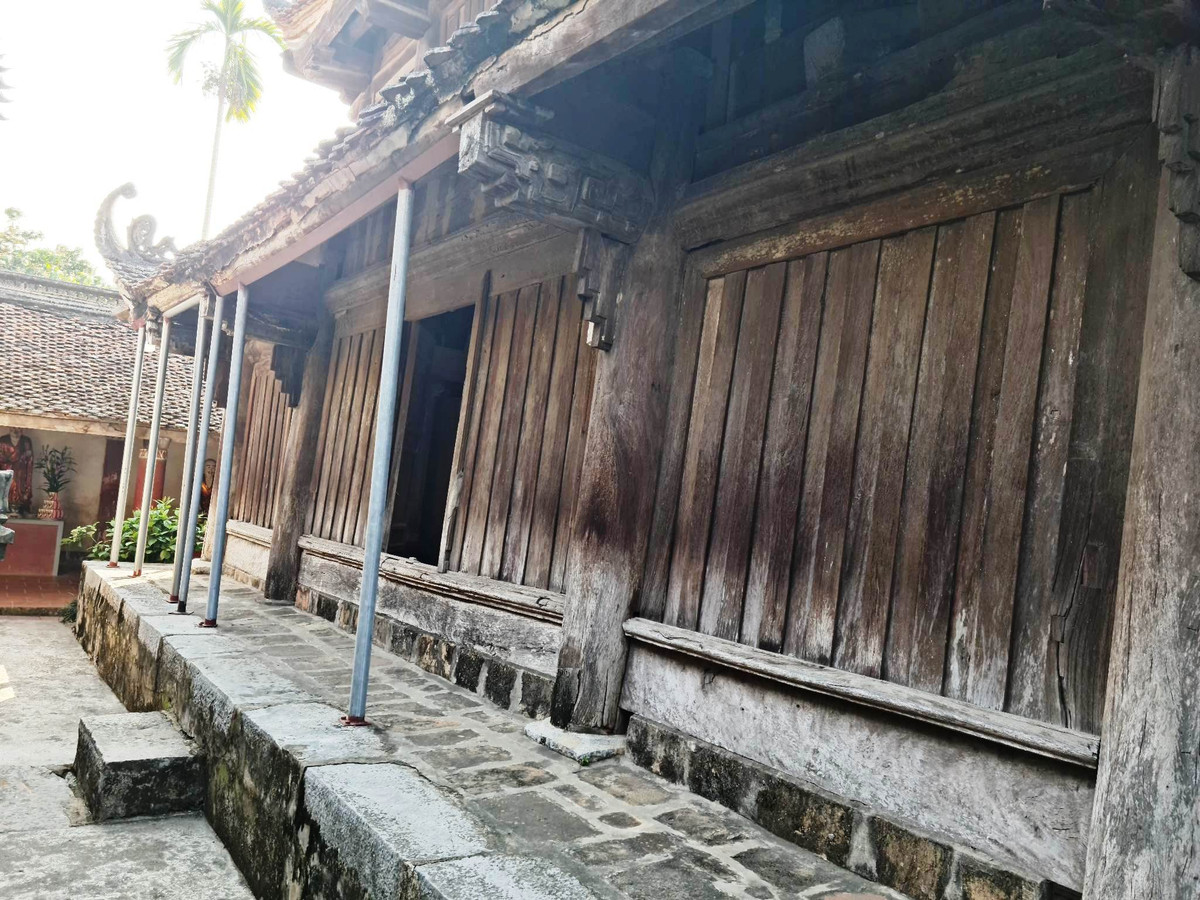 Tuy nhiên, trải qua thời gian, nhiều công trình tại chùa Giám như 7 gian tiền đường, 2 dãy hành lang, nhà phẩm (đặt Cửu phẩm liên hoa), nhà Tổ hiện đã xuống cấp nghiêm trọng, mái dột nhiều chỗ, nhiều cấu kiện bị mục cần thay thế. Thậm chí một số hạng mục công trình có nguy cơ bị đổ sập.