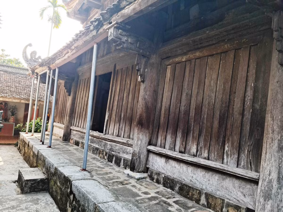 Tuy nhiên, trải qua thời gian, nhiều công trình tại chùa Giám như 7 gian tiền đường, 2 dãy hành lang, nhà phẩm (đặt Cửu phẩm liên hoa), nhà Tổ hiện đã xuống cấp nghiêm trọng, mái dột nhiều chỗ, nhiều cấu kiện bị mục cần thay thế. Thậm chí một số hạng mục công trình có nguy cơ bị đổ sập.
