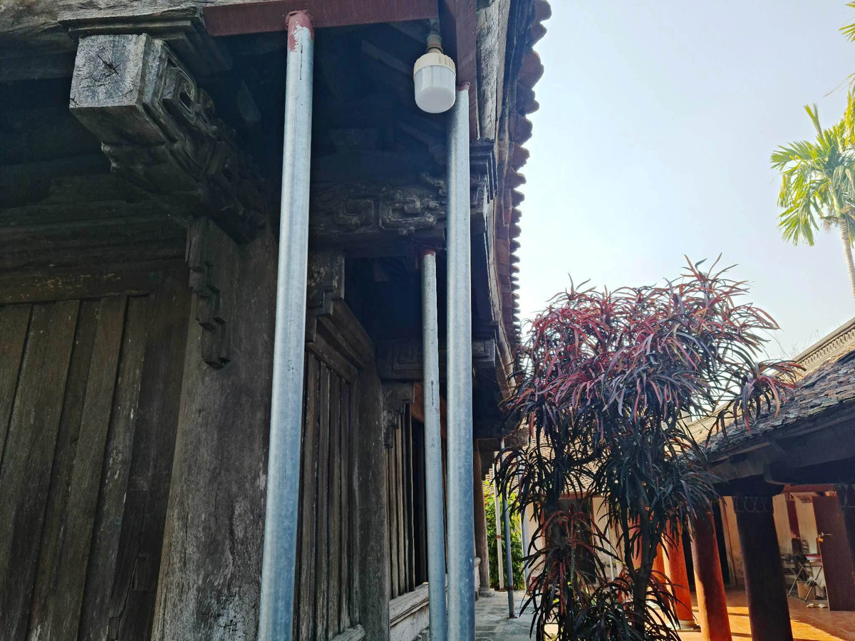 Theo người dân địa phương, chùa Giám đã xuống cấp từ nhiều năm trước. Các hạng mục của tòa tiền đường như hoành, dui mè, xối góc, tầu đều đã mục. Mái ngói đã tụt, nhiều chỗ phải che chắn tạm bợ. Dãy hành lang chùa cũng trong tình trạng bị xô dột, mối mọt, các bức tượng La hán nứt, hỏng... Tường của các tòa tiền đường, nhà tổ, nhà phẩm đều bị bong tróc. 