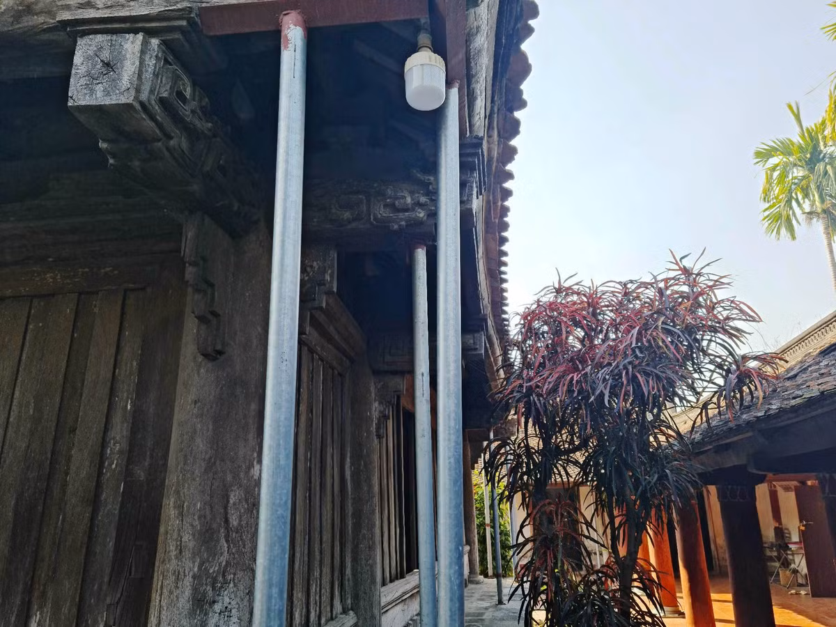 Theo người dân địa phương, chùa Giám đã xuống cấp từ nhiều năm trước. Các hạng mục của tòa tiền đường như hoành, dui mè, xối góc, tầu đều đã mục. Mái ngói đã tụt, nhiều chỗ phải che chắn tạm bợ. Dãy hành lang chùa cũng trong tình trạng bị xô dột, mối mọt, các bức tượng La hán nứt, hỏng... Tường của các tòa tiền đường, nhà tổ, nhà phẩm đều bị bong tróc. 