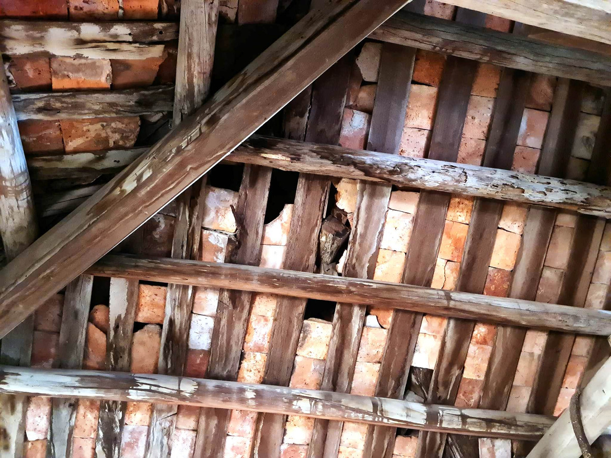 Do chùa xuống cấp nghiêm trọng, nên chính quyền địa phương không dám cho nhân dân vào hành lễ, nhất là tại khu vực nhà Cửu phẩm nên dù là di tích có kiến trúc đặc biệt, lưu giữ nhiều cổ vật có giá trị và đang trong mùa lễ hội, chùa luôn trong cảnh vắng bóng du khách. 