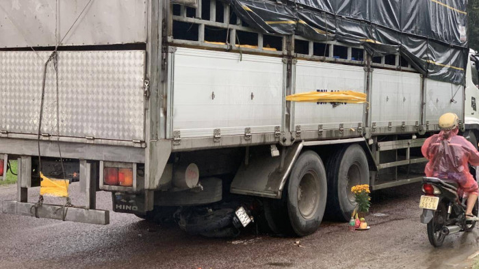  Tài xế lùi xe tải khiến 3 mẹ con tử vong ở Phú Yên: Khoảng 15h30 ngày 26/11/2022 tại QL1, đoạn qua thôn Long Thạnh (xã Xuân Lộc, TX Sông Cầu, tỉnh Phú Yên), tài xế Trần Hữu Dương (SN 1987, Gia Lai) điều khiển xe tải mang biển số 76H-013.18 lưu thông theo hướng Bắc - Nam. Khi đến đoạn qua thôn Long Thạnh thì dừng lại, chạy lùi rồi va chạm với xe máy khiến 3 mẹ con tử vong. Ngày 2/12/2022, Công an thị xã Sông Cầu đã khởi tố bị can, tạm giam Dương về tội Vi phạm quy định về tham gia giao thông.