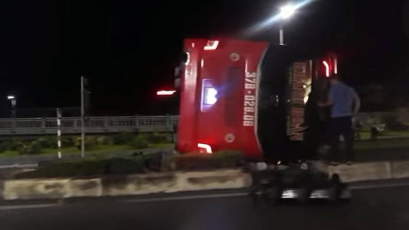  Xe khách đi vào đường cấm gây tai nạn khiến 9 người thương vong ở Ninh Bình: Khoảng 23h50 ngày 13/6/2022, tại km 265+570 QL1A (khu vực ngã 3 giao nhau với đường Tuệ Tĩnh) phường Nam Thành, TP Ninh Bình, xe ô tô khách giường nằm BKS 37B – 028.06 do ông Nguyễn Ngọc Sáng (SN 1984, Nghệ An) điều khiển đã va chạm với xe mô tô BKS 35H3 – 9850, sau đó bị lật. Vụ tai nạn đã làm 4 người chết, 5 người bị thương. Nguyên nhân là do xe khách đi vào đường cấm và chạy vượt tốc độ.