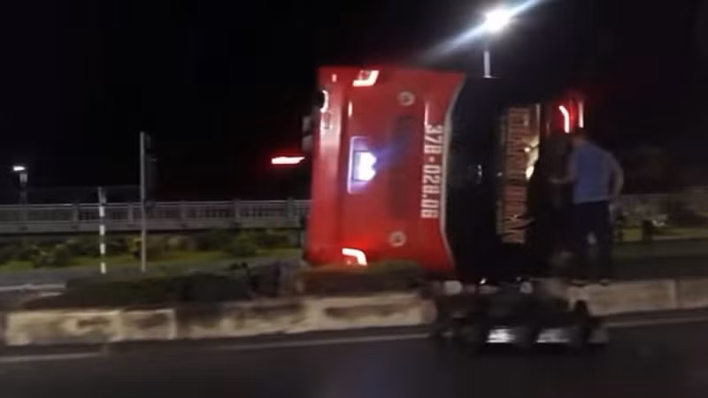  Xe khách đi vào đường cấm gây tai nạn khiến 9 người thương vong ở Ninh Bình: Khoảng 23h50 ngày 13/6/2022, tại km 265+570 QL1A (khu vực ngã 3 giao nhau với đường Tuệ Tĩnh) phường Nam Thành, TP Ninh Bình, xe ô tô khách giường nằm BKS 37B – 028.06 do ông Nguyễn Ngọc Sáng (SN 1984, Nghệ An) điều khiển đã va chạm với xe mô tô BKS 35H3 – 9850, sau đó bị lật. Vụ tai nạn đã làm 4 người chết, 5 người bị thương. Nguyên nhân là do xe khách đi vào đường cấm và chạy vượt tốc độ.